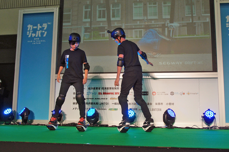 インストラクターによる「セグウェイ・ドリフトW1」のデモンストレーション。操作に慣れれば小回りもできるようになる。