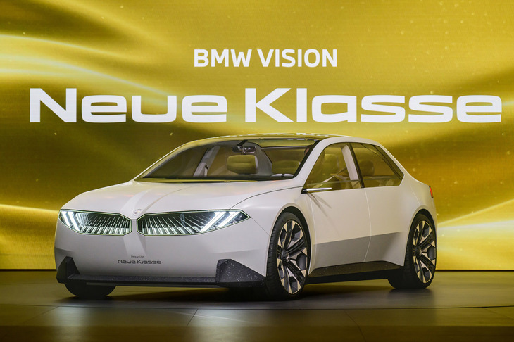 新型「BMW i3」の原型となったコンセプトモデル「ビジョン ノイエクラッセ」。ガラスエリアが大きく、ピラーが細いことに加え、車体のボリュームが下部にあって上部がシュッとしていたため、非常に軽快感のあるモデルとなっていた。