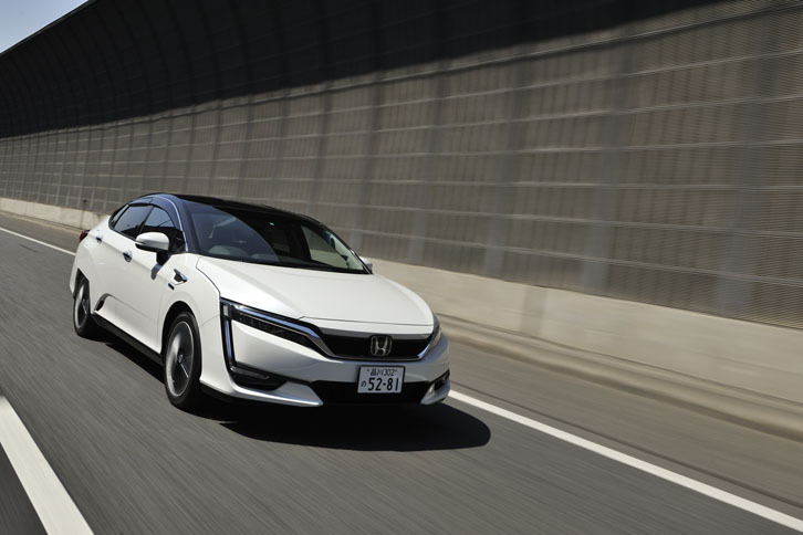 「クラリティ」に搭載される駆動用モーターのスペックは130kWと300Nm。従来の「FCXクラリティ」用と比較して、パワーは30％、トルクは17％の強化に当たる。最高回転数は1万3000rpm。最高速は165km/hに達するという。