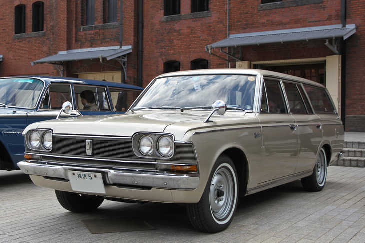 「トヨペット・クラウン カスタム」。前出のクラウンの次世代であり、1967年にフルモデルチェンジされた、3代目の乗用ワゴンの初期型。こちらは「横浜5」のシングルナンバー付きのワンオーナー車で、ホイールキャップが装着されていないほかはオリジナル。