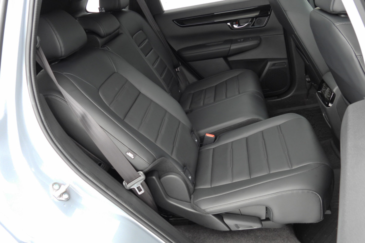 荷室の広さに加え、後席の多機能ぶりも6代目「CR-V」の美点。十分広かった従来型より、足元スペースを16mm拡大。さらに調整幅190mmのスライド機構を設け、リクライニング機構の稼働幅も10.5°拡大している。