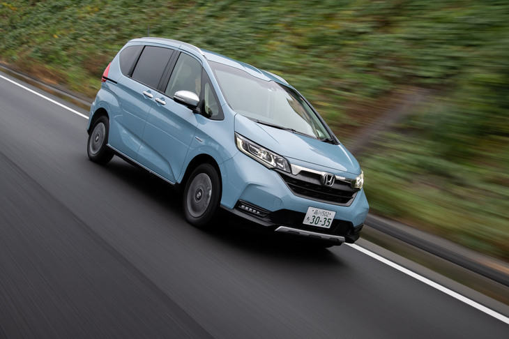 4WD車の乗り心地はFF車とほぼ同じ。リアタイヤのバタつきなどといった、4WD化の弊害は感じられなかった。