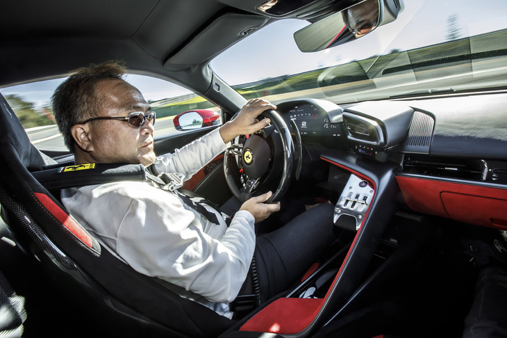 「アセットフィオラノ」仕様車で、モンテブランコサーキットを攻める筆者。フェラーリ自慢の予測準備制御システム「FIVE」の効果なのか、自身が思い描くイメージ以上にうまくコーナーをクリアしていける。