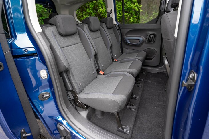 2列目シートは3座独立タイプ。2列目用のフロアマットは「現在開発中です」とのこと。