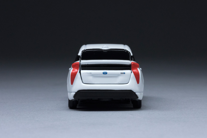 空気抵抗を抑えるためのハイデッキスタイルは、2代目から受け継がれる「プリウス」の特徴である。