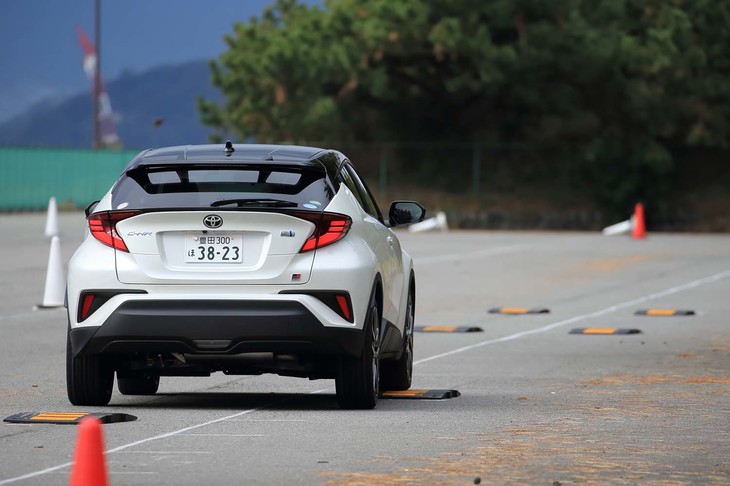 特設のパイロンコースを走るとすぐに感じられたのは、標準モデルとは一線を画すクルマとの一体感の高さだった。