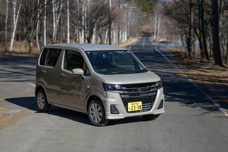 2025年末の一部改良でグレードが「ZL」「ハイブリッドZX」の2つに整理された「スズキ・ワゴンR」。今回は前者の5段MTモデル（FF車）に試乗した。