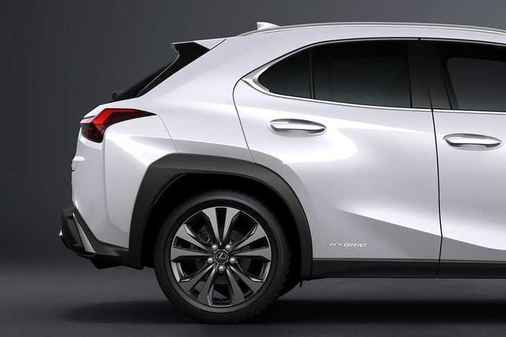 リアまわりを横から見たところ。突き出したバンパーを除いて見ても、リアまわりのピークはテールゲートの下。ウエッジシェイプのキャラクターラインから想像するより、やや低い位置にボリュームが与えられているのが分かる。