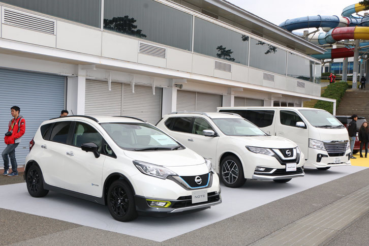 会場に展示されるオーテックの架装車。写真手前が最新作の「ノートC-Giar」だ。このほかにも福祉車両の「ライフケアビークル」なども展示されており、実車に触れることができた。