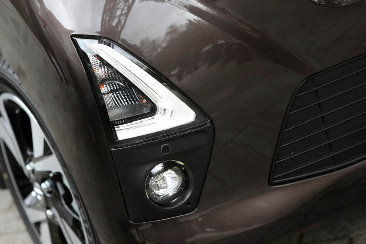 LEDヘッドライトとともに、日産がエコーパターンのシグネチャーランプと呼ぶL字型のLEDポジションライトは「ハイウェイスター」の専用アイテム。その下部に組み込まれる白色のフォグライトはディーラーオプションとなる。