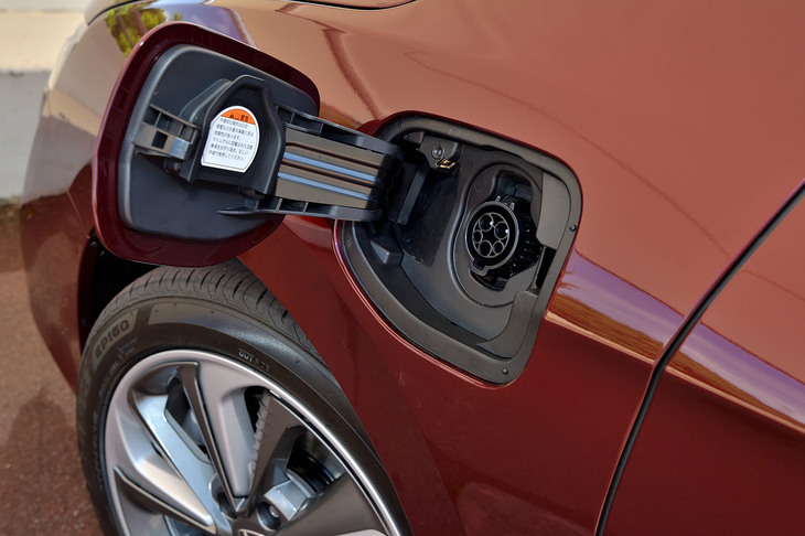 左フロントフェンダーには、普通充電ポートが備わる。急速充電の給電口は、右リアフェンダーにレイアウトされる。