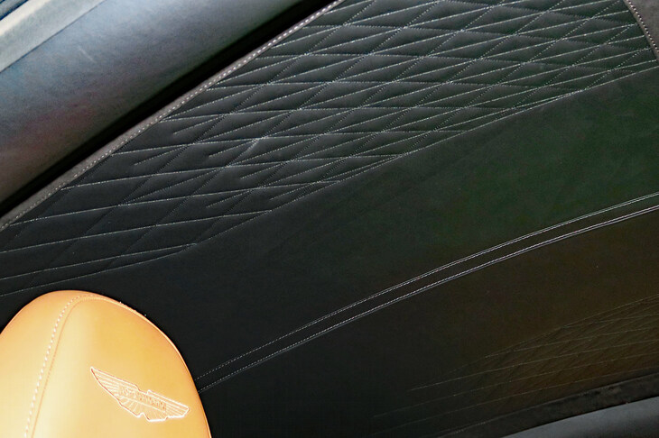 アストンマーティンDB12（ルーフライニング）