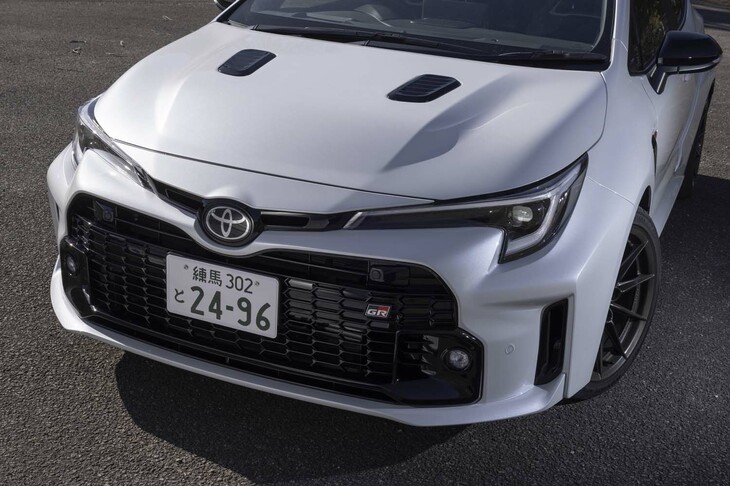 ボディーのベースは「カローラ スポーツ」ながら、エクステリアパーツはほとんどが専用開発。バンパーには大きなエアインテークが設けられているほか、トヨタエンブレムの両サイドにも穴が開いている。