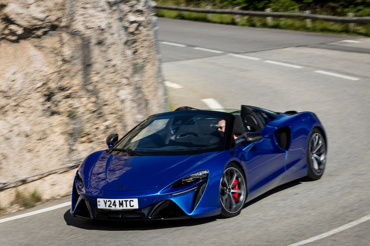 電動リトラクタブルハードトップの開閉に要する時間はそれぞれ約11秒。50km/h以下であれば走行中でも操作を受け付ける。