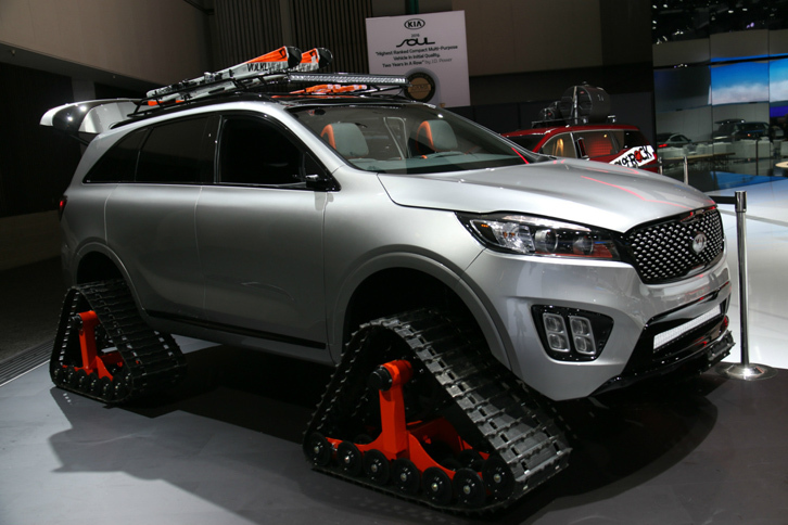 キアのSUV「ソレント」をベースにした、迫力あるクローラー仕様。なお、キアは、より大きな車種である「モハベ」でも同様の仕様を製作している。