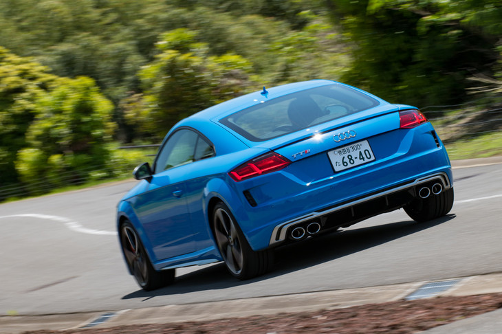 テスト車に採用されていたボディーカラー「ターボブルー」は、今回のマイナーチェンジにより設定された、「TTS」と「Sライン」装着車だけに用意される新色である。