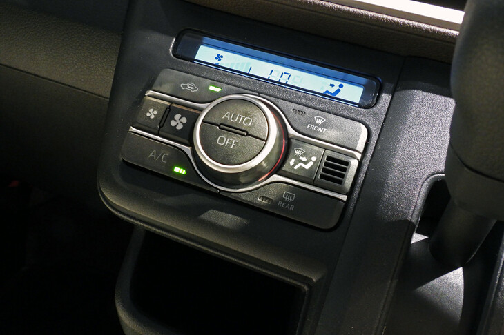 ダイハツ・ムーヴX（エアコンパネル）