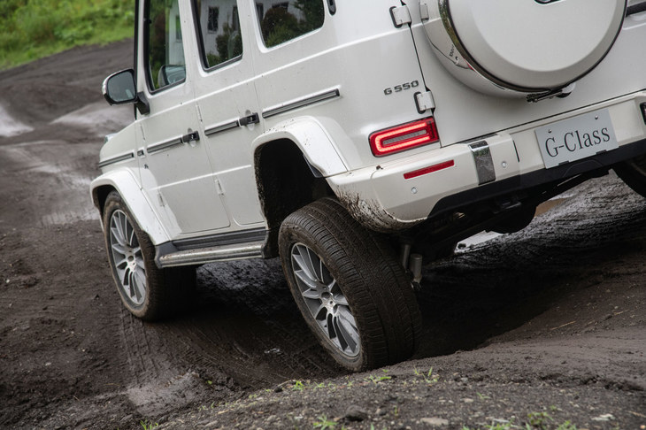 3アングル以外のオフロード関連のスペックを列挙すると、登坂能力は最大100％、前後アクスル間の最低地上高は241mm（従来比＋6ｍｍ）、最大渡河深度は70cm（同＋10cm以上）、安定傾斜角（安定して走行可能な横方向の最大傾斜角）は35°（同＋7°）と公称されている。