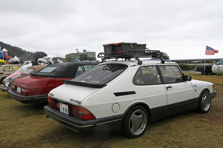 なだらかに下降するヒップラインが特徴的な「サーブ900ターボ」。手前が3ドアハッチバックで、奥がカブリオレ。