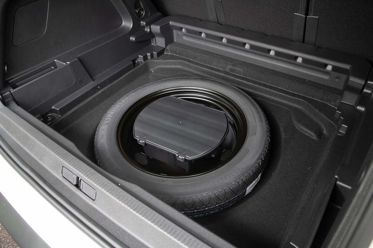 荷室の床下にはテンポラリータイヤが収納されている。