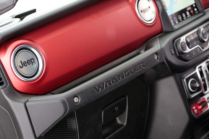 助手席の前には、悪路走行時につかまるためのグラブバーも。エアコン吹き出し口のロゴ入りプレートは、6枚セットで1万4300円の販売店オプション。