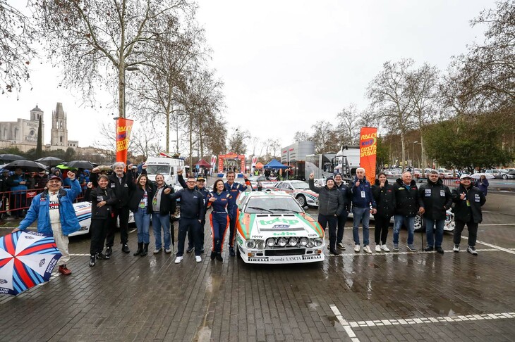 スタート前に行われたビアシオン優勝40周年記念祭り。「ランチア・ラリー037」がこれだけ集まると圧巻。