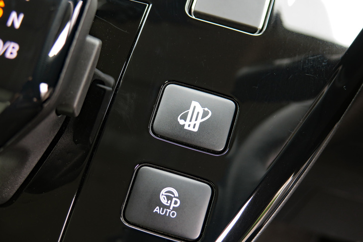 三菱eKクロスEV P（「イノベーティブペダルオペレーションモード」のスイッチ）