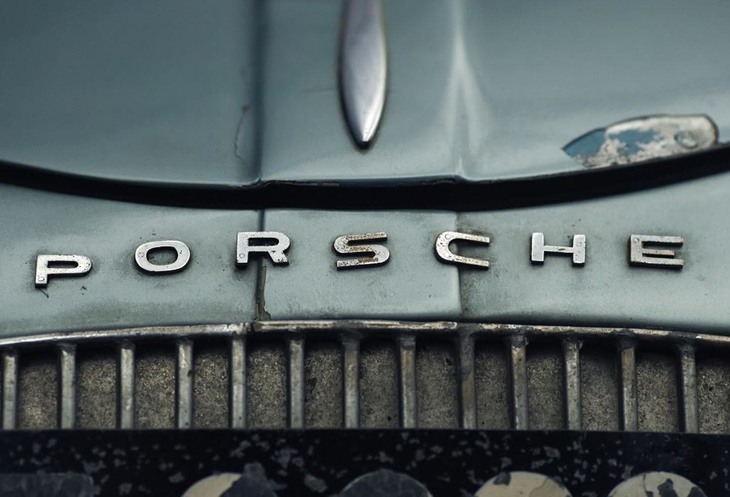 フロントノーズには“PORSCHE”のロゴが添えられる。リアにロゴが並ぶ現代のポルシェ車とは対照的。