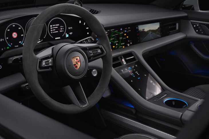 ステアリングホイールのモード切り替えスイッチが、全車に標準装備された。