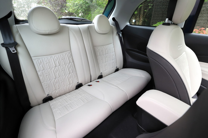 「フィアット500e」のリアシート。ちなみに本国仕様には、片側観音開きドアを備えた「500 3＋1」もラインナップされている。