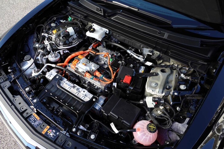 フロントボンネットの下にはモーターやパワーコントロールユニットなどが搭載されており、収納スペースはない。