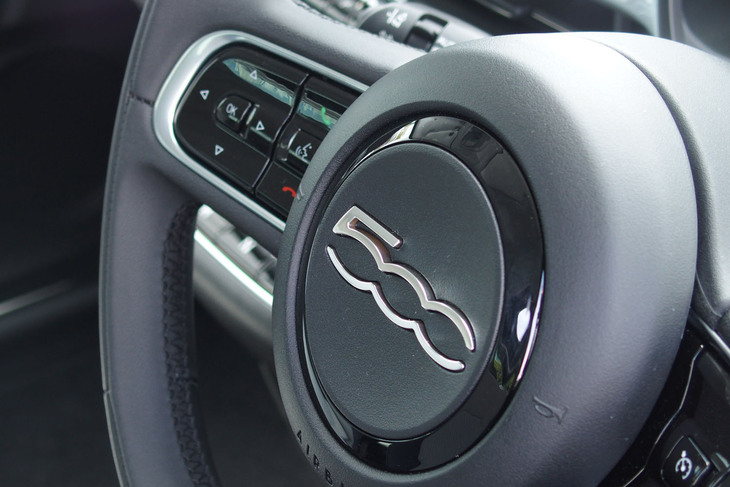 フィアット500e（ステアリングホイール）