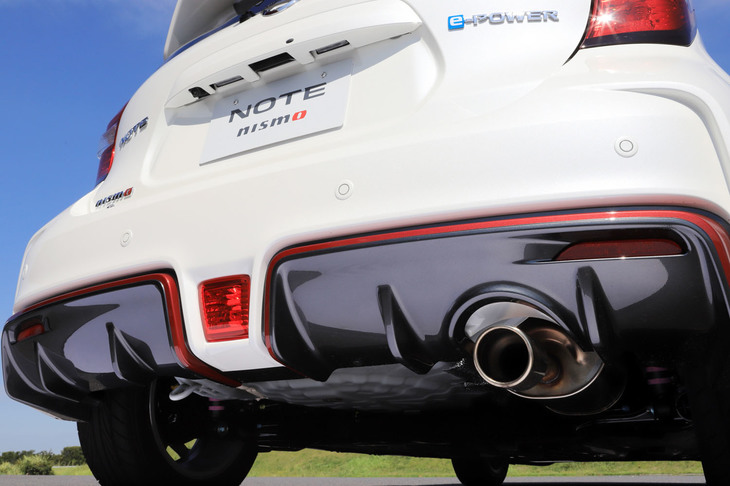 
	エンジンは発電専用だが、ガソリン車の「NISMO」と同じテール径がφ85のエキゾーストテールエンドが装備される。
	