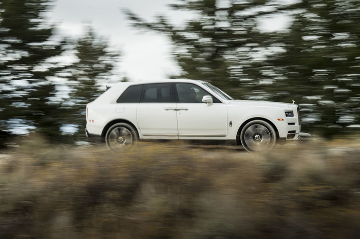 跳ね上げ式のバックドアを持つ「カリナン」だが、リアエンドには短いノッチが設けられ、3ボックス的なデザインとなっている。