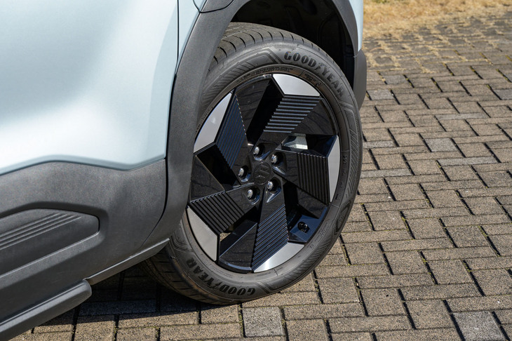 足元の仕様は18インチアルミホイールに225/55R18サイズのタイヤの組み合わせ。ホイールには空力性能を高めるための樹脂製のインサートが装備される。