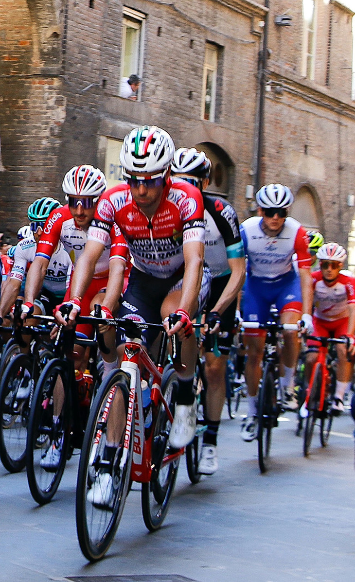 11時25分にスタート。写真の先頭はイタリアのチーム「アンドローニ・ジョカットリ-シデルメック」の選手。