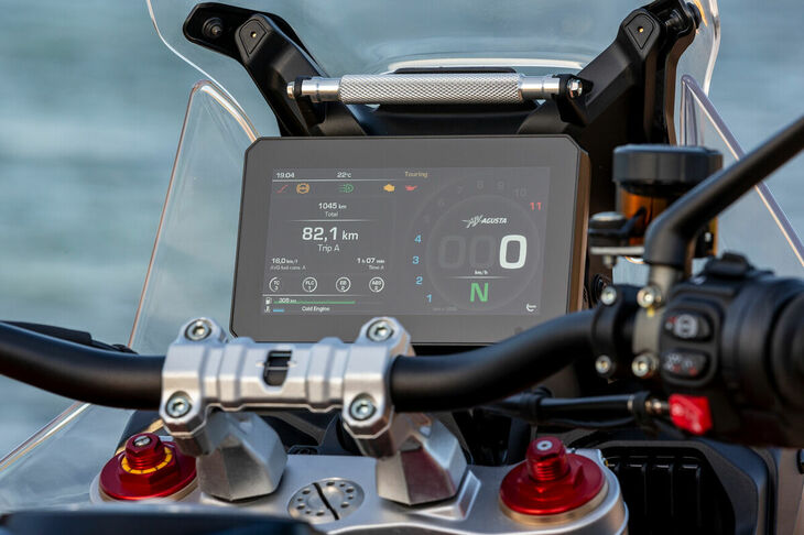 ライダーにさまざまな情報を提供する7インチのTFTディスプレイ。BluetoothやWi-Fiを介して携帯端末を接続させることが可能で、「MV Ride」アプリのインターフェイスとしても利用できる。