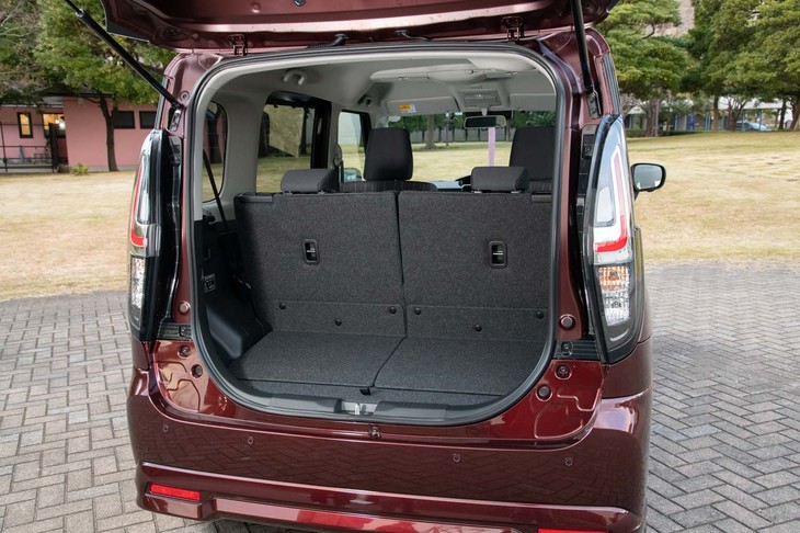 ボディーの延長分に加えて、リアゲート内部の樹脂パーツを薄くすることで荷室の床面長が先代モデル比で100mm拡大している。
