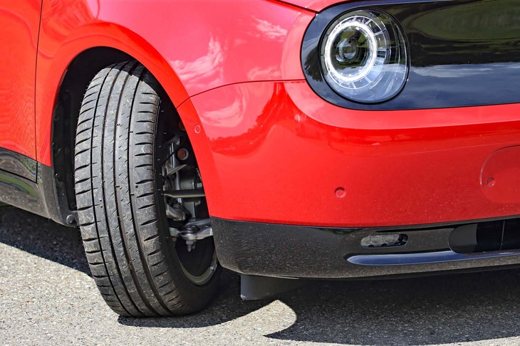 最小回転半径は4.3m。フロントにはドライブトレインが備わらないため前輪はこんなにも切れる。