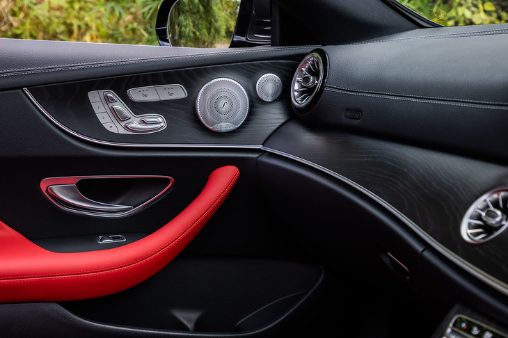 試乗車にはオプションの「エクスクルーシブシートパッケージ」に含まれる「Burmesterサラウンドサウンドシステム」や空調・照明・音楽・パフュームアトマイザーなどの快適機能をトータルでコントロールする「エナジャイジングパッケージ」が装備されていた。