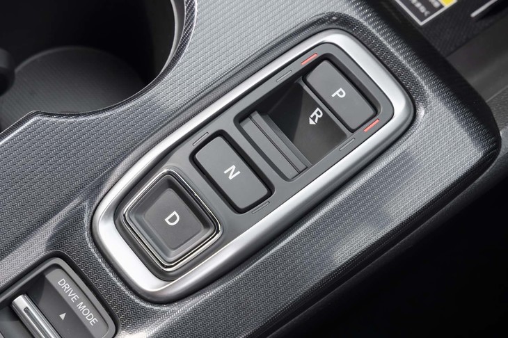 シフトセレクターはプッシュボタン式。「R」だけは手前に引いて操作する。