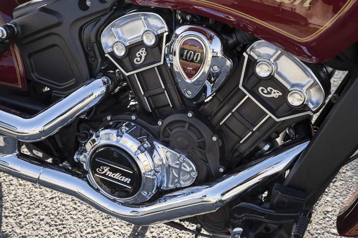 排気量1133ccのVツインエンジン。冷却方式は水冷、動弁機構はDOHC 4バルブとなっており、100HPに迫る高出力を8100rpmという回転数で発生する。