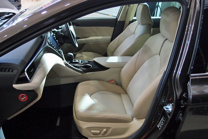 カムリG“レザーパッケージ”（フロントシート）