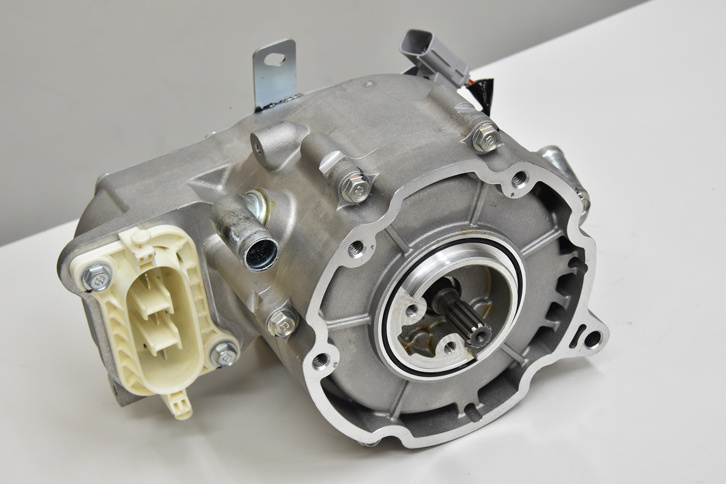 MGUは、EV走行も可能なHVの走行用モーターとしては非常にコンパクトで、最大トルクも3.1kgmと小さい。スズキのシステムではこの駆動力を約10：1というギア比のリダクションギアによって増幅。コンパクトなモーターでのEV走行を可能にしている。