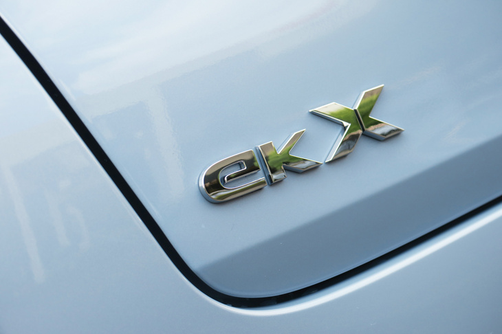 三菱eKクロスEV P（リアバッジ）