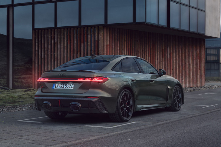 「RS 5」のリアビュー。空力を考慮した垂直フィン付きディフューザーや、その中央に配置された縦型の赤色リフレクターがモータースポーツのマシンを想起させる。