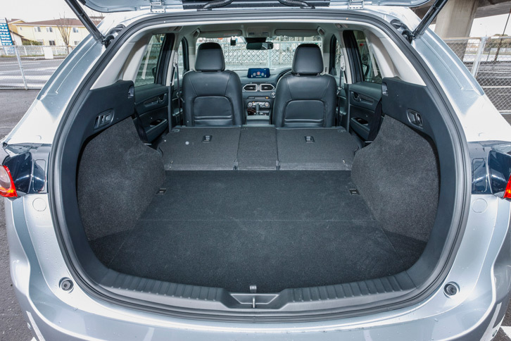 後席は4：2：4分割可倒式。シートバックを前に倒すと段差なくフラットな空間が生まれる。