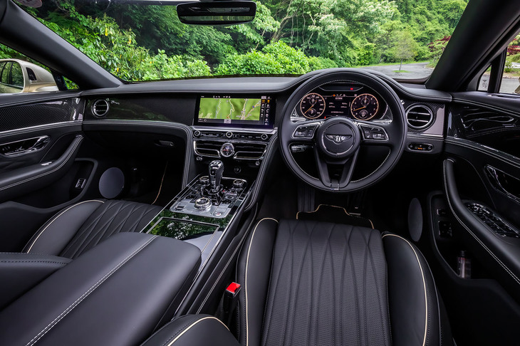 「フライングスパーV8」のインテリア。W12エンジン搭載車と基本的に同じデザインとなっている。オプションの「ローテーションディスプレイ」に組み込まれたタッチスクリーンは、大型の12.3インチサイズ。