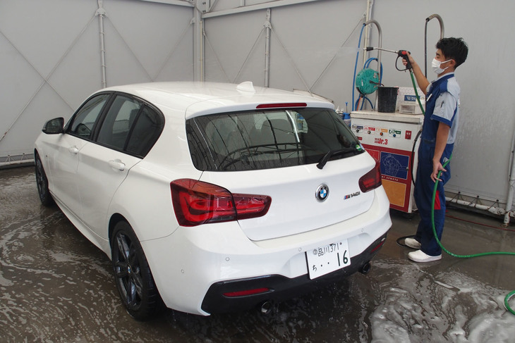 ボディーの洗浄後、水道水の中に溶け込んでいるナトリウムやマグネシウムなどをほぼ完全に除去した純水をかける。ボディーにミネラル分が残らないので、透明感ある仕上がりになるという。