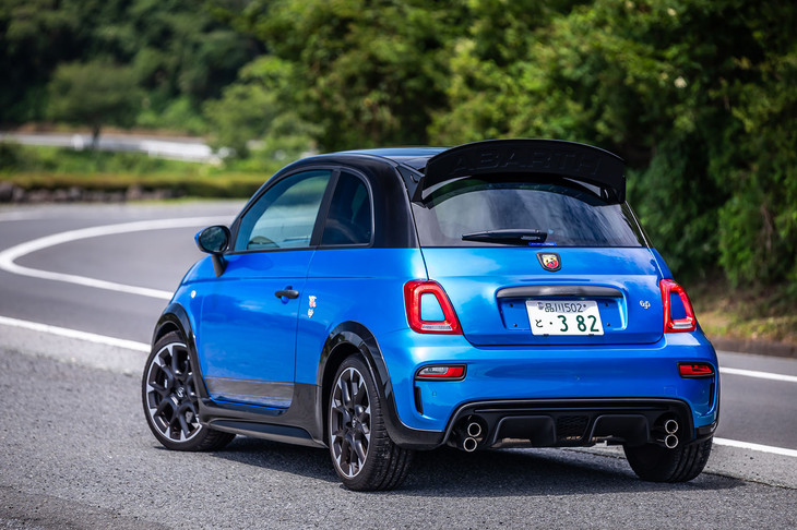 「アバルト695トリビュート131ラリー」のボディーサイズは全長×全幅×全高＝3660×1635×1520mm、ホイールベースは2300mm。これらの数値はベースとなった「695コンペティツィオーネ」に対して全幅が10mm広く、全高が30mm高い設定だ。